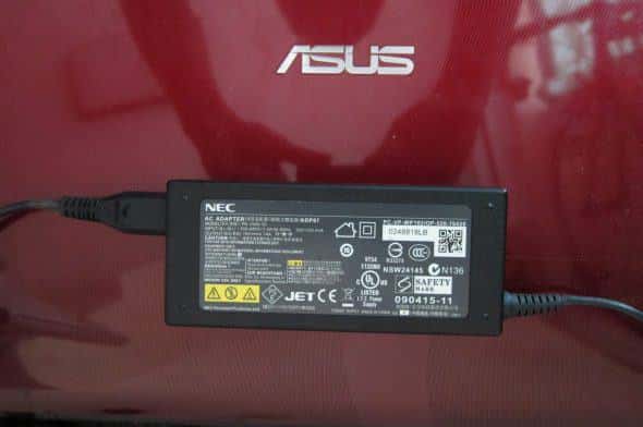 NECのACアダプタでもASUSのノートパソコンを動かすことができる。メーカーが異なるACアダプタを使う場合はプラグ径と電圧、電流値に注意しよう