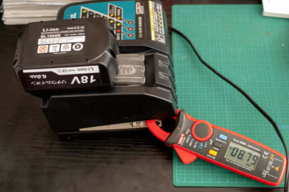 互換バッテリーの充電電流測定
