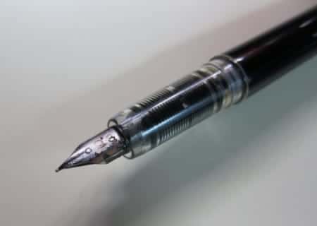 インクが固まらなくて使いやすい万年筆　プレジール