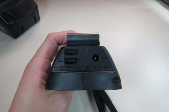 接続部はUSB×2と12VDCプラグ×1.。USBは合わせて2Aのようで12VDCプラグとの同時使用はできないらしい。