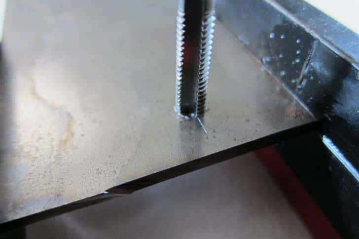 金属板にネジ山を作る方法、タップのネジ切り手順を解説