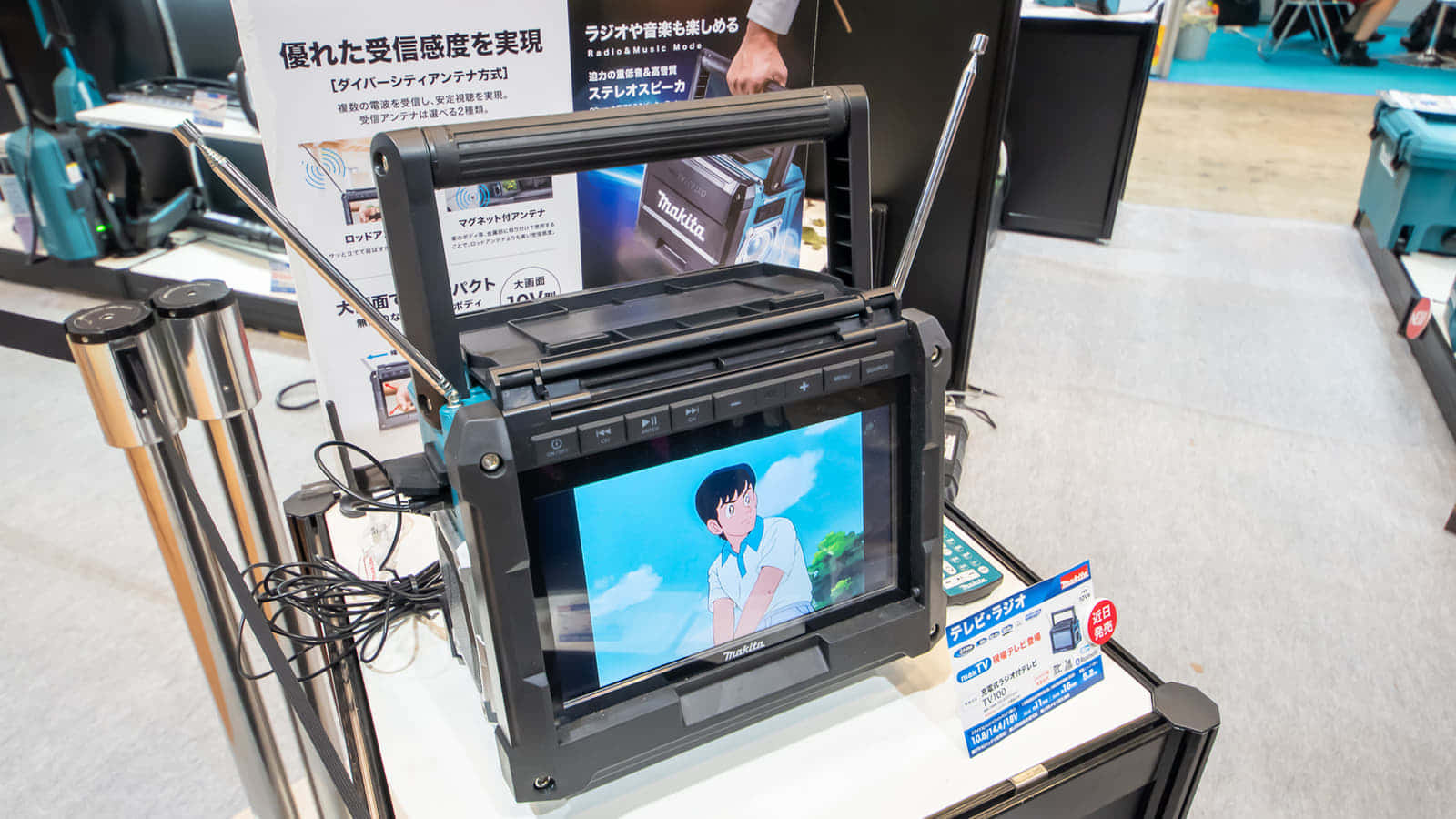 マキタ TV100充電式ラジオ付きテレビ 、電動工具用バッテリーで動く 