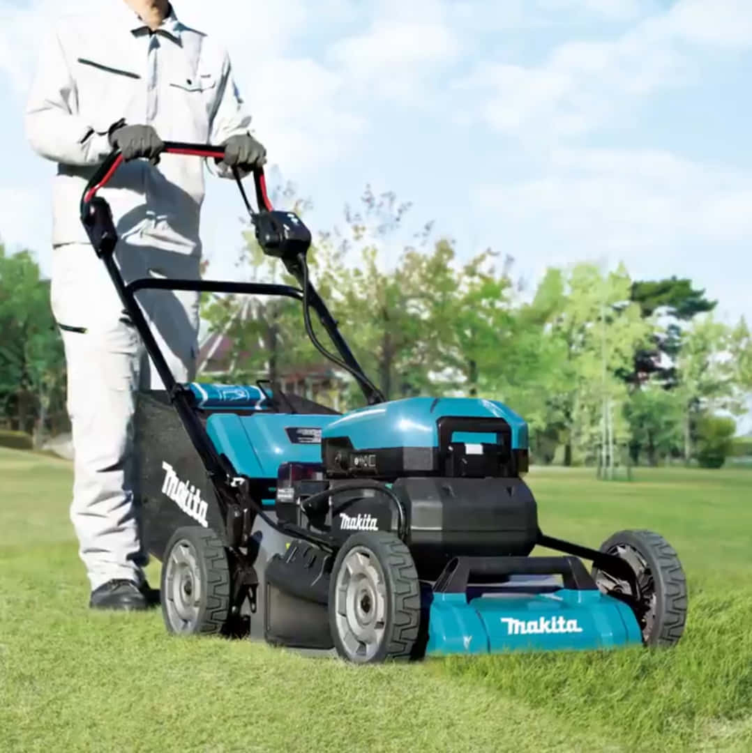 マキタ MLM001CZ 充電式芝刈機を発売、1充電で2,000坪の芝刈り作業に