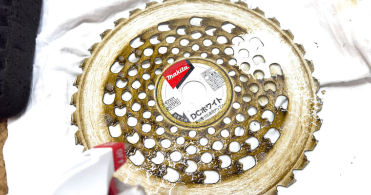 草刈りシーズンオフ前に刈払機をクリーニング、刃物クリーナーでツールを綺麗にしよう