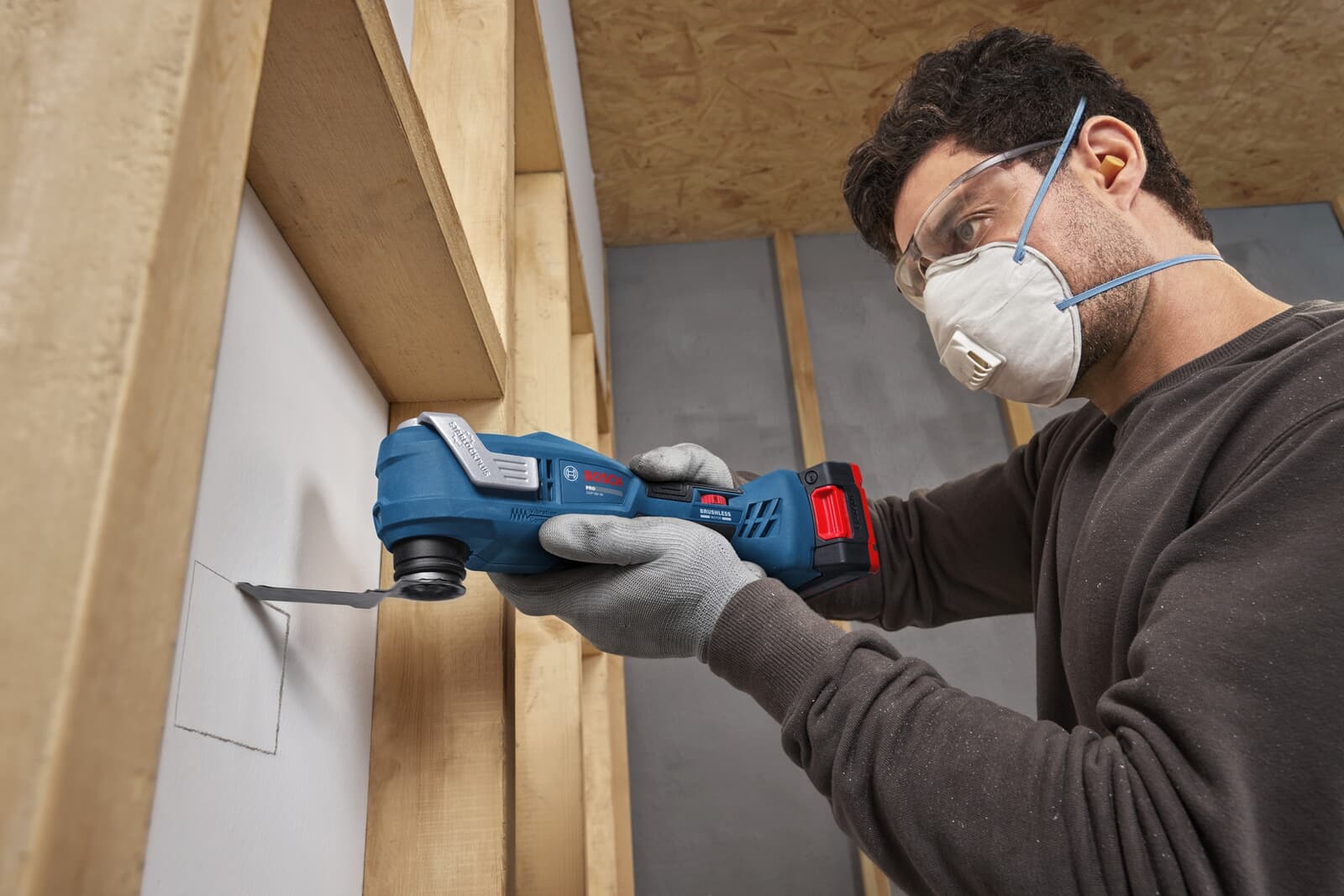 GMF 18V-30で壁材の開口を加工する作業例