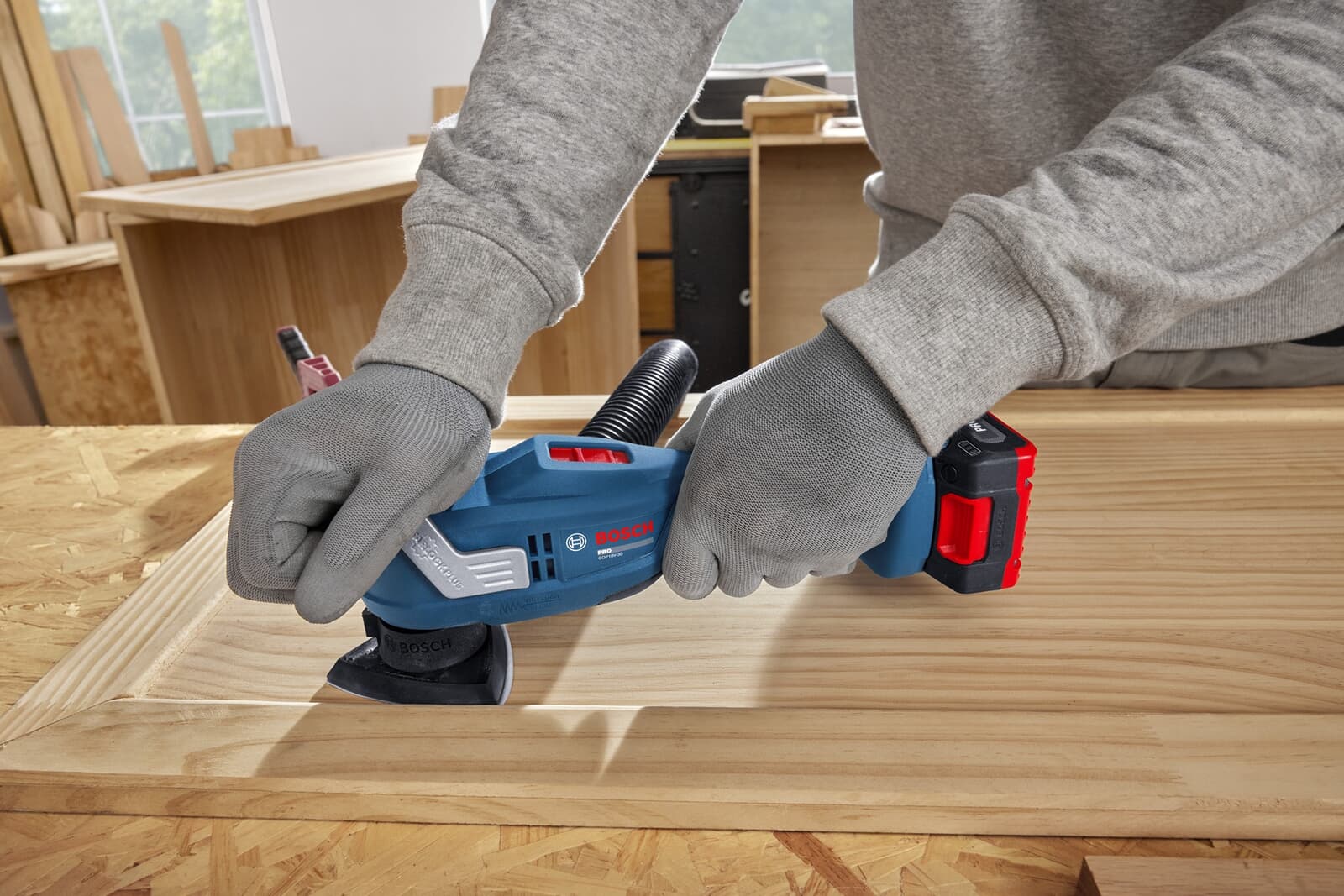 GMF 18V-30で木材を研磨する作業例