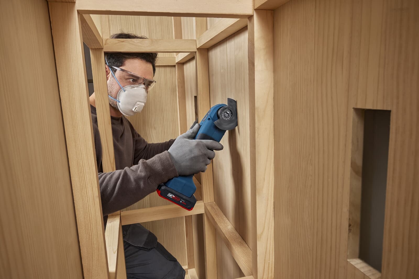 GMF 18V-30で木部を切断する作業例