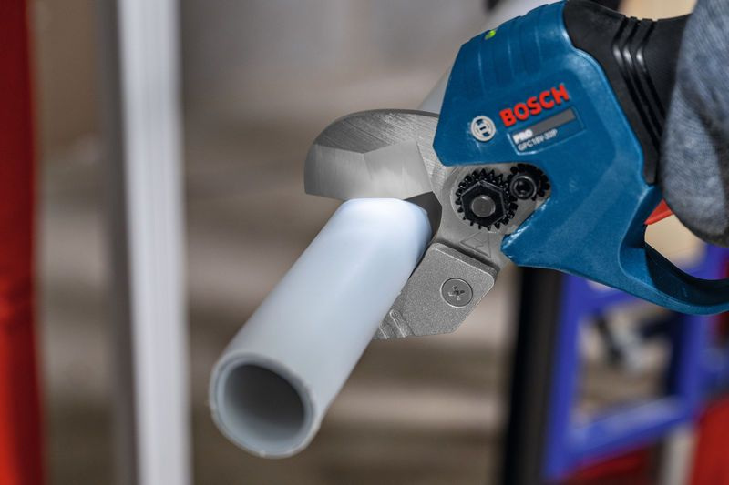 パイプサポートで樹脂管を支えながら切断するPRO GPC18V-32P