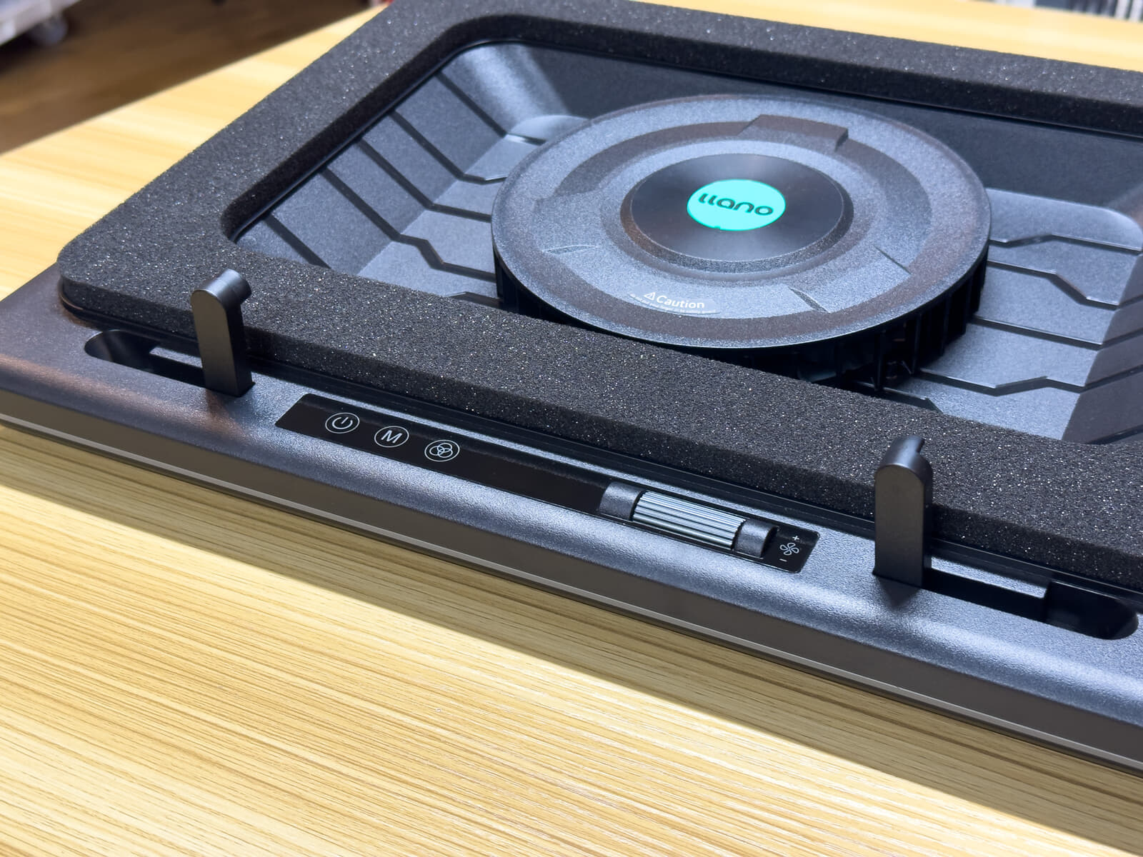 llano V12の前面ストッパーを起こした状態