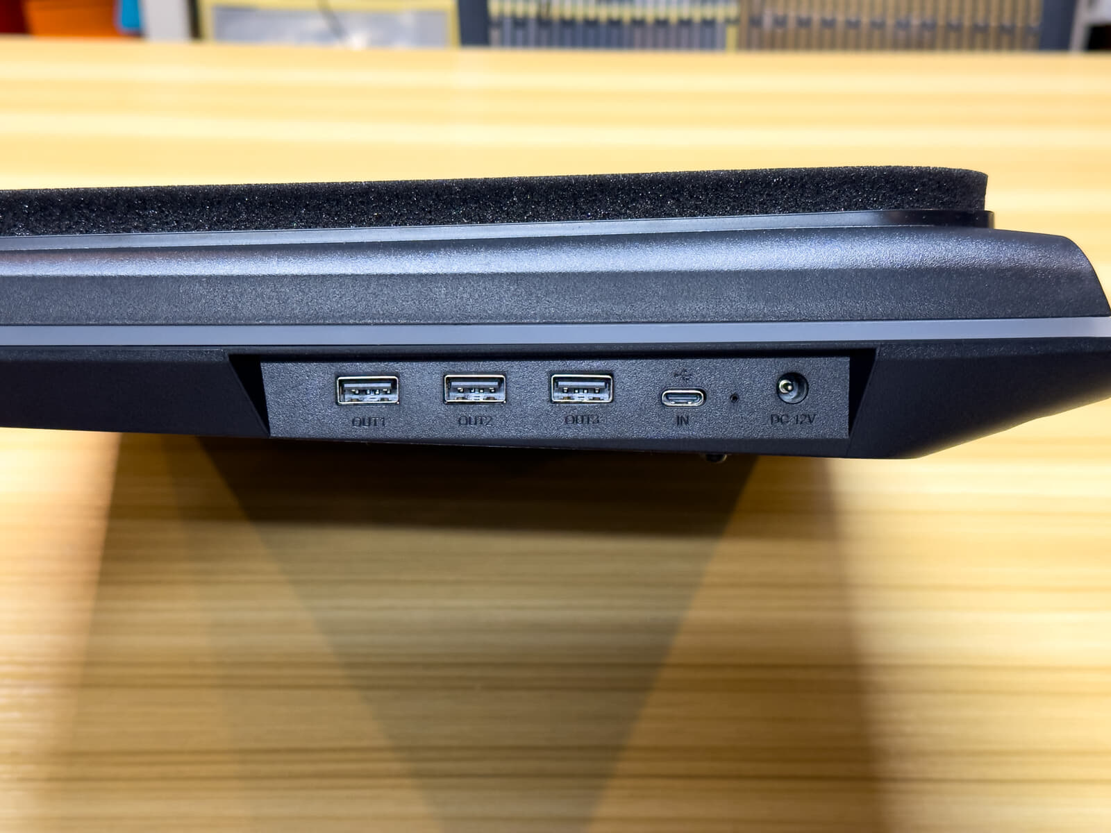 llano V12のUSB-A3ポートとUSB-C接続端子およびDC12V端子