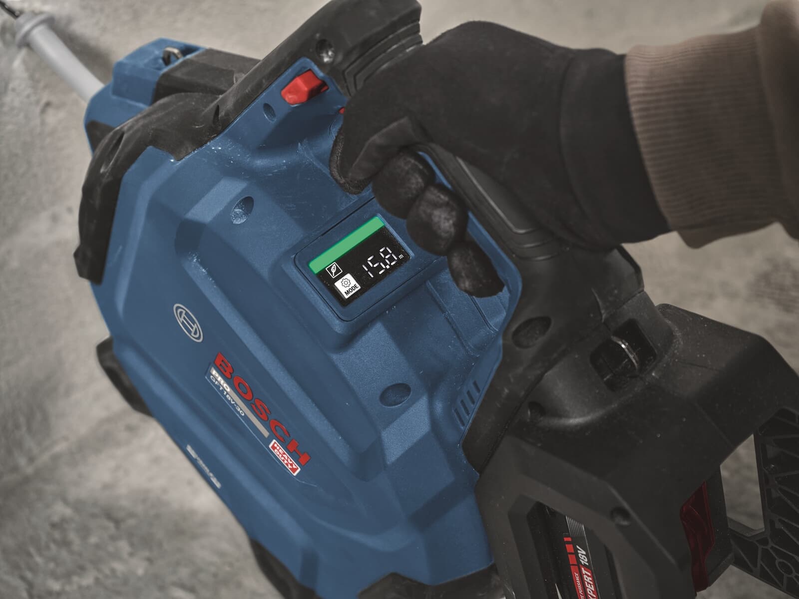 通線作業中のGFT 18V-30のデジタル表示