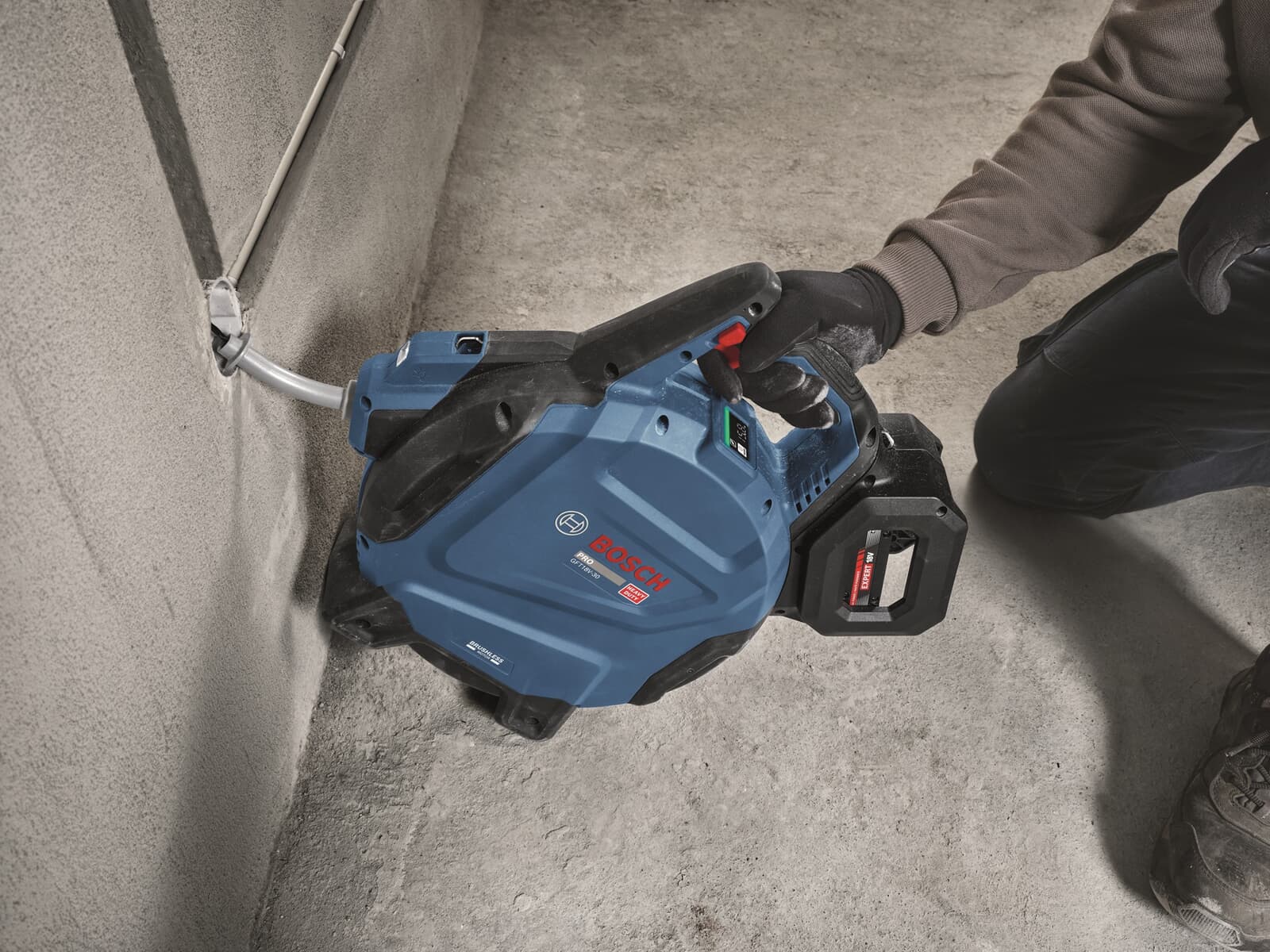 低い位置の配管にGFT 18V-30のノズルを向けた作業例