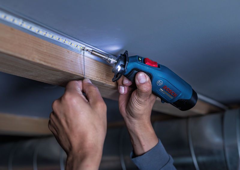 GLK10.8V-420のLEDライトで手元を照らしながらLEDテープをはんだ付け