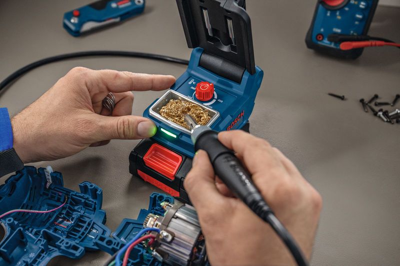 金属ウールでこて先を清掃する様子とステーション前面のLED表示